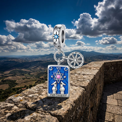 Charm carte de tarot Le Chariot, cuivre plaqué argent, émaux colorés, modèle Charria