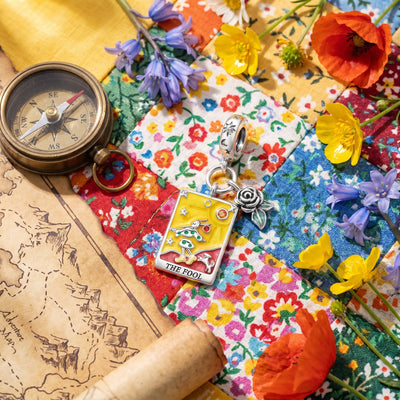 Charm Tarotkarte Der Narr, farbige Emaille und Zirkonia, für Damen, Modell Follia