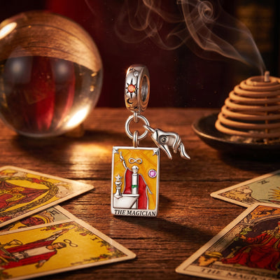 Charm Tarotkarte Der Magier, versilbertes Kupfer, farbige Emaille, Modell Arcanum