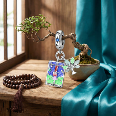 Charm carte de tarot Le Pendu, émaux colorés et zircons, pour femme, modèle Pendula