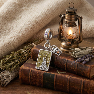Charm tarotkortet Eremitten, sølvbelagt kobber og emaljer, til kvinder, model Hermita