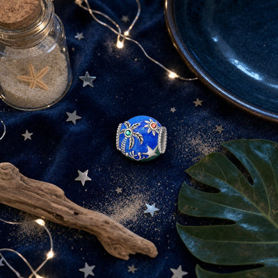 Charm Stellaris nuit tropicale étoilée - flat lay ambiance nocturne avec étoiles et sable