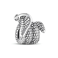 Charm cobra en argent avec détails d'écailles réalistes et posture menaçante.