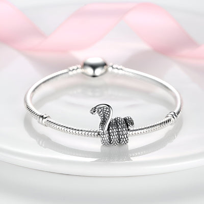 Bracelet argenté avec charm serpent cobra détaille et finition brillante.