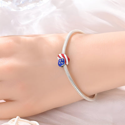 Bracelet argent avec charm cœur américain bleu, rouge et blanc, style moderne.