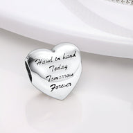Charm cœur argenté avec gravure "Hand in hand Today Tomorrow Forever" élégante.
