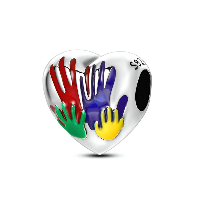 Charm cœur en argent avec quatre mains colorées rouge, violet, vert et jaune, modèle Tullia.