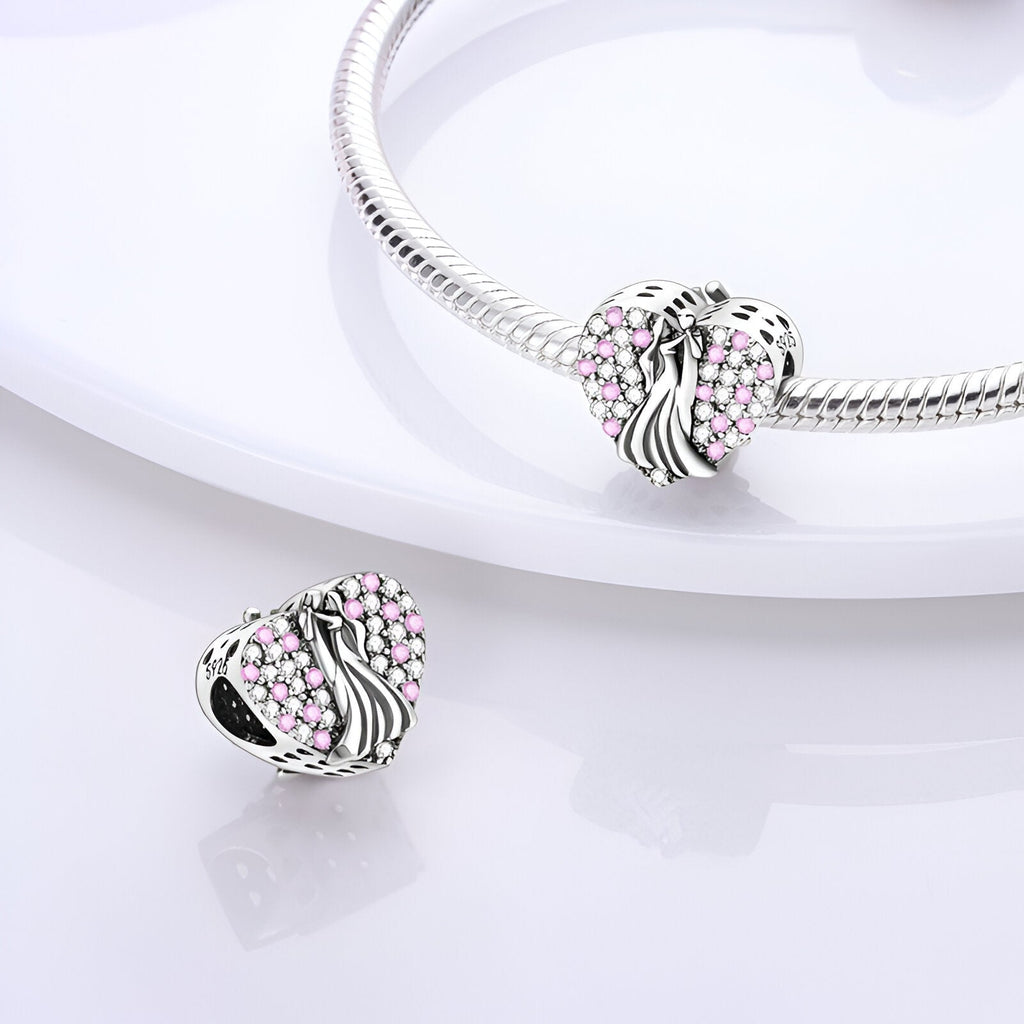 Charm cœur argenté avec couple stylisé et détails roses, design élégant modèle Aino.