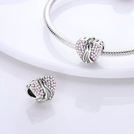 Charm cœur argenté avec couple stylisé et détails roses, design élégant modèle Aino.