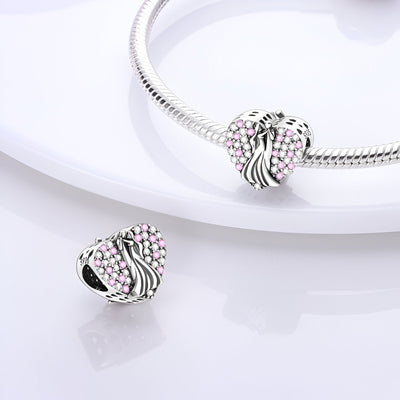 Charm cœur argenté avec couple stylisé et détails roses, design élégant modèle Aino.