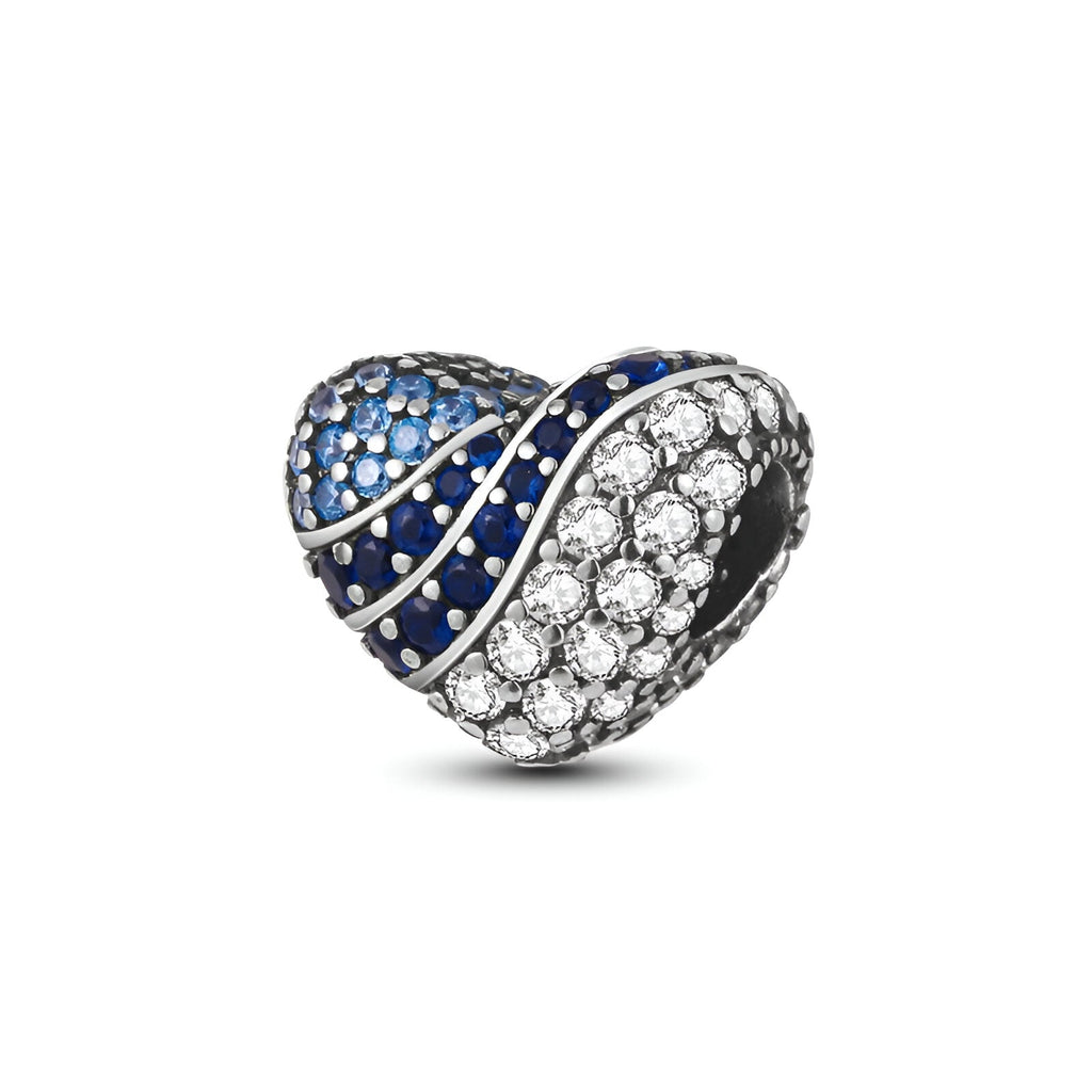 Charm cœur en métal argenté avec zircons blancs et bleu profond sertis en pavé.