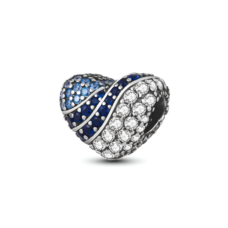 Charm cœur en métal argenté avec zircons blancs et bleu profond sertis en pavé.