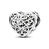 Charm en argent en forme de cœur avec motif entrelacé ajouré, finition brillante.