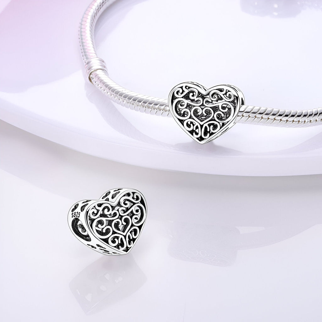 Charm en argent en forme de cœur avec motifs entrelacés pour bracelet.