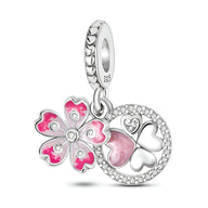 Charm en argent avec pendentif marguerite émaillée rose et cercle orné d’un cœur et de pierres scintillantes.