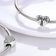 Bracelet argent avec charm cœur gravé arbre de vie noir élégant.