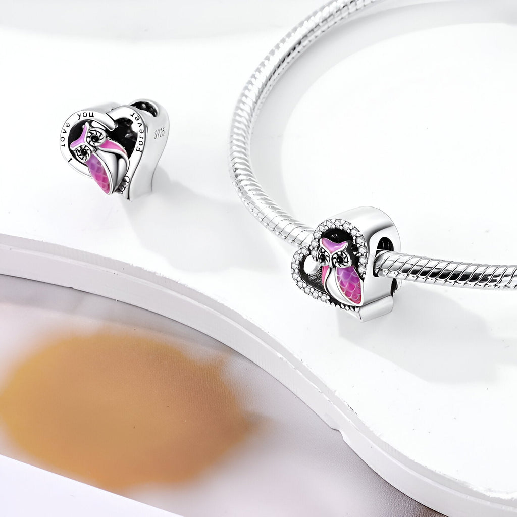 Charm cœur argenté avec hibou rose et noir incrusté, style fin et détaillé.