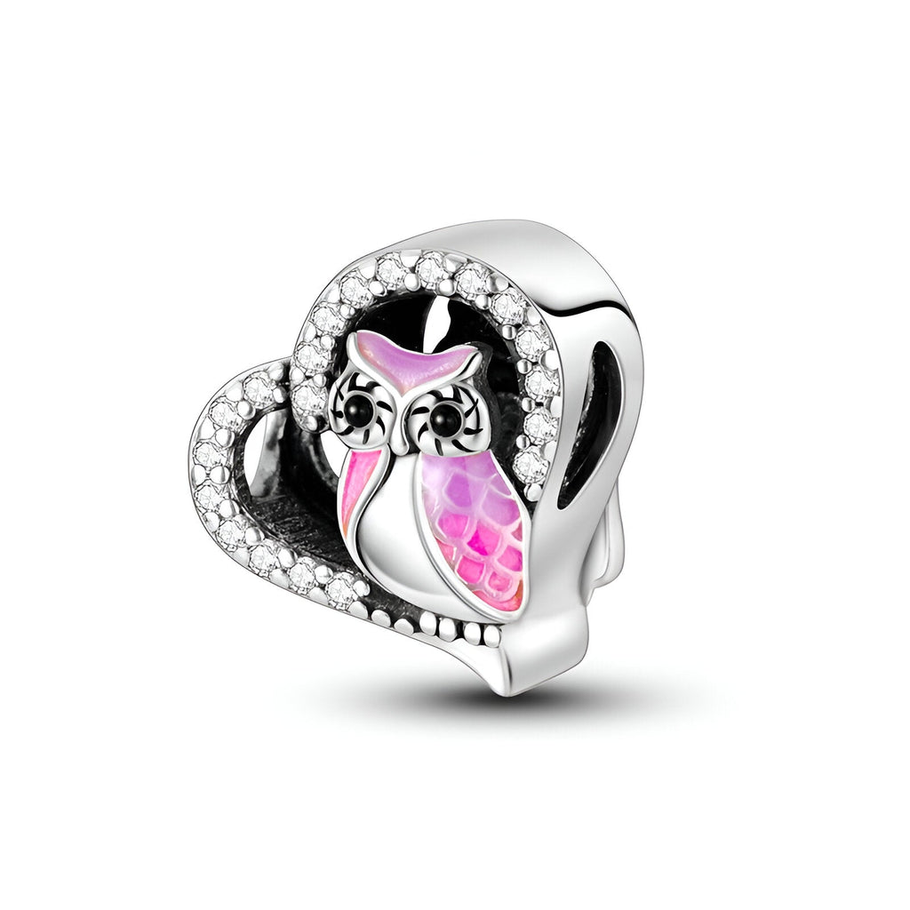 Charm en argent en forme de cœur avec hibou rose et détails en strass blancs.