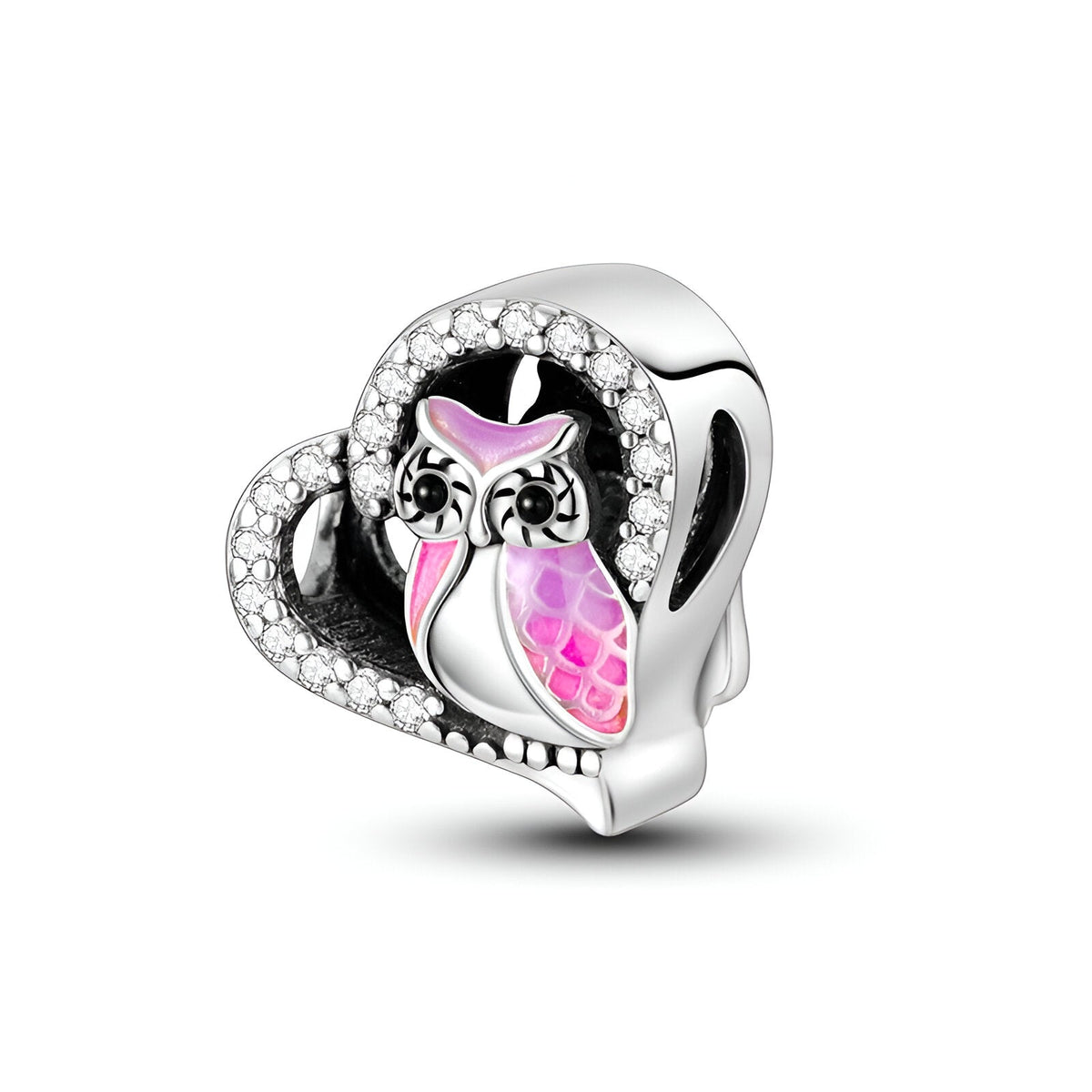 Charm en argent en forme de cœur avec hibou rose et détails en strass blancs.
