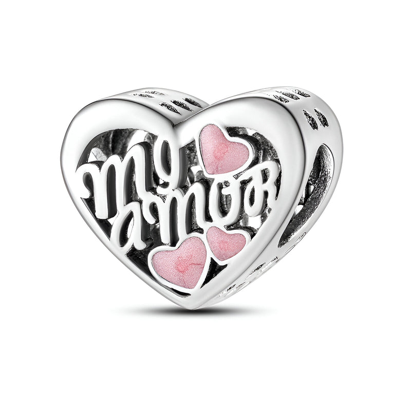 Charm cœur en argent avec inscription "Mi Amor" et trois petits cœurs roses intégrés.
