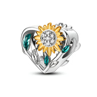 Charm en forme de cœur en argent avec tournesol doré et feuilles vertes émail sur pendentif.