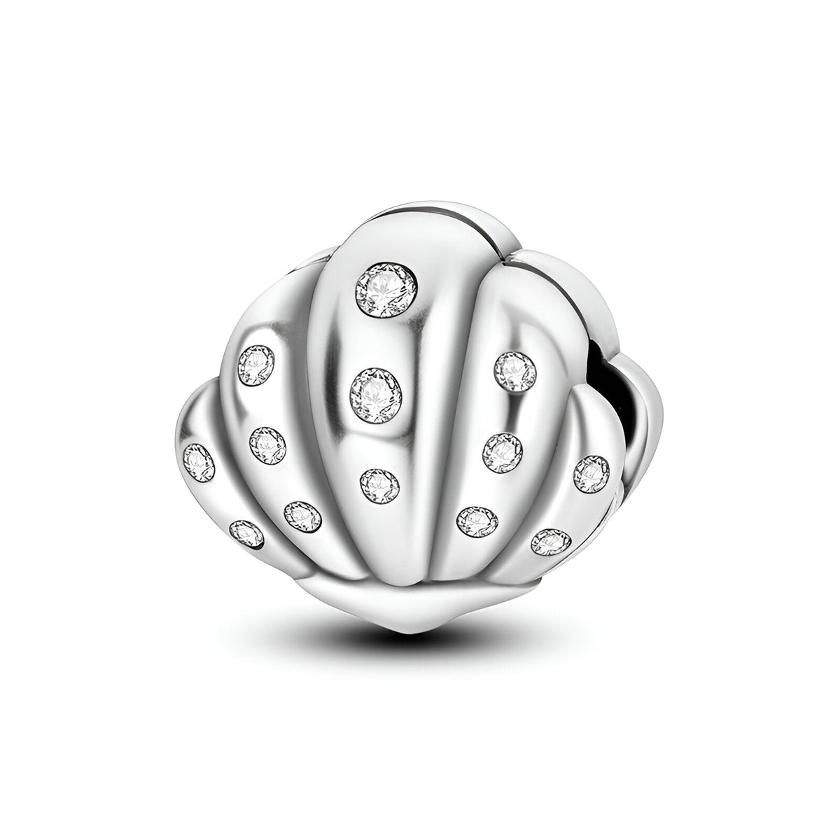 Charm en argent en forme de coquillage avec petits cristaux brillants incrustés.