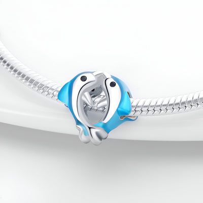 Charm argenté duo de dauphins bleus s'enlaçant sur bracelet serpent argenté.