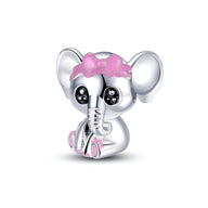 Charm en argent en forme d'éléphanteau avec nœud rose et détails rose pâle aux pieds.
