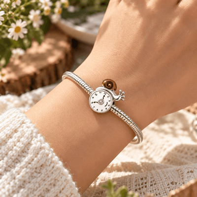 Charm escargot sur horloge émaillée, finition argentée, zircon central, modèle Cressida