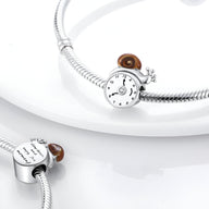 Charm escargot en argent avec horloge ronde blanche et bracelet serpent fin.