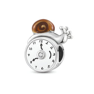 Charm argenté en forme d'horloge blanche avec escargot marron détaillé sur le dessus.