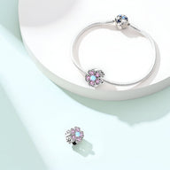 Bracelet argent avec charm fleur rose scintillante et pendentif assorti en forme de fleur.