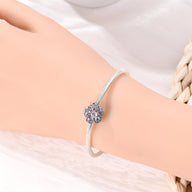 Bracelet argent avec charm fleur rose scintillante et détails en strass multicolores.