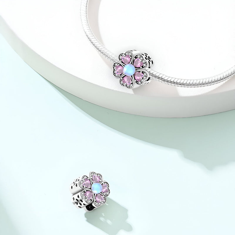 Charm en forme de fleur argentée avec pierres roses scintillantes, modèle Clelia.