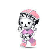 Charm en métal argenté avec petite fille en tenue rose tenant un ballon de football noir et blanc.