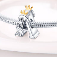 Charm lettre A en argent 925 avec petite couronne dorée, détail brillant, sur bracelet serpent argenté.