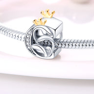 Charm lettre C en argent avec couronne dorée et petits cristaux sertis, design élégant et moderne.