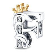 Charm lettre F en argent orné de cristaux et couronne dorée délicate.