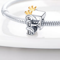 Charm lettre F en argent avec couronne dorée et petits cristaux, monté sur chaîne serpent en argent.