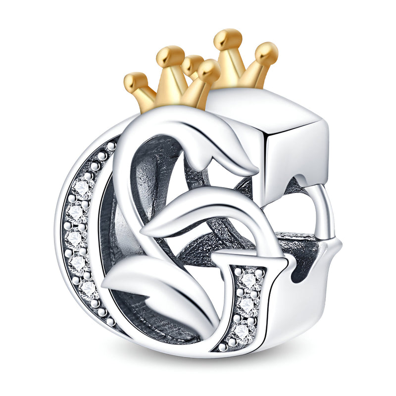 Charm lettre G en argent avec couronne dorée et détails en zircone cubique scintillante.