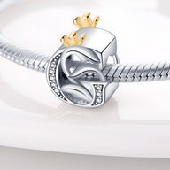 Charm lettre G en argent avec couronne dorée et strass sur bracelet serpentine argenté.