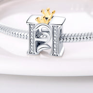 Charm lettre H en argent orné de pierres blanches avec couronne dorée, modèle Hania.