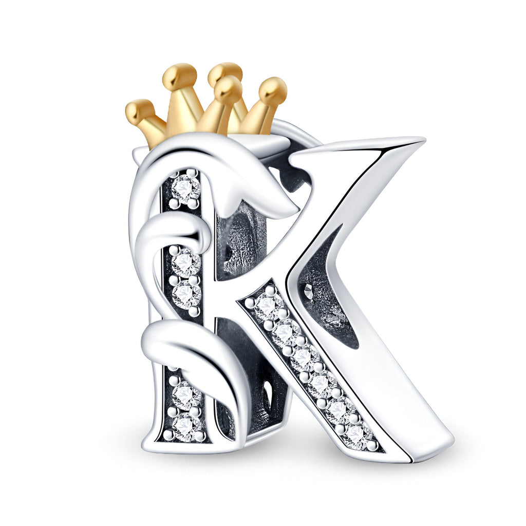 Charm lettre K en argent avec couronne dorée et incrustations de pierres brillantes.