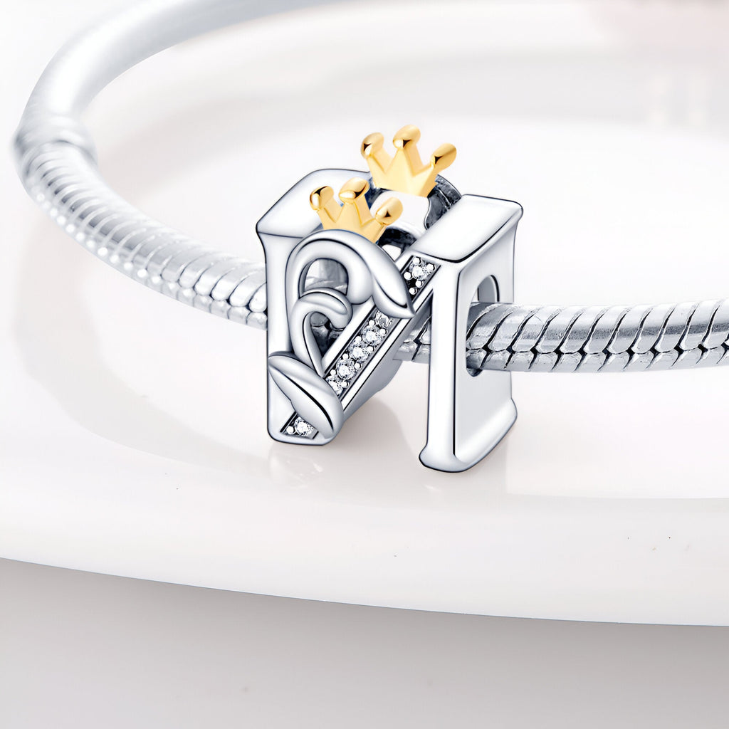 Charm lettre N en argent avec couronne dorée, style élégant et détaillé, pour bracelet serpent.