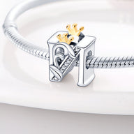 Charm lettre N en argent avec couronne dorée, style élégant et détaillé, pour bracelet serpent.