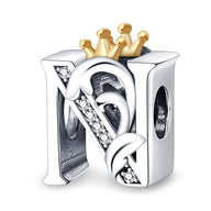 Charm lettre N en argent avec couronne dorée et cristaux scintillants intégrés.