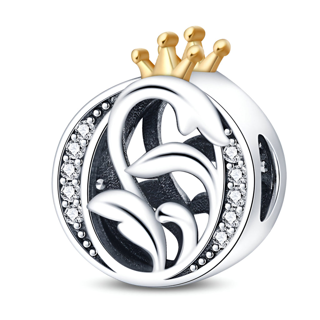 Charm lettre O en argent avec couronne dorée et strass blancs scintillants.