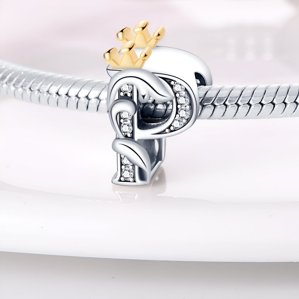 Charm lettre P en argent avec détails en pavé de pierres brillantes, sur bracelet serpent argenté.
