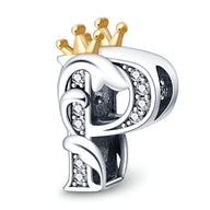 Charm lettre P en argent orné de cristaux avec couronne dorée pour femme.
