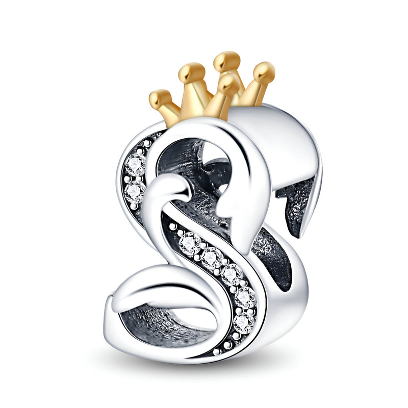 Charm lettre S en métal argenté orné de cristaux et couronne dorée élégante.